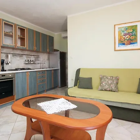 Lovely In Zatoglav With Kitchen