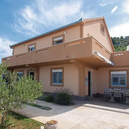 Lovely In Zatoglav With Kitchen Apartment